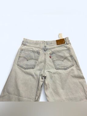 Light wash baggy Levi’s jeans
